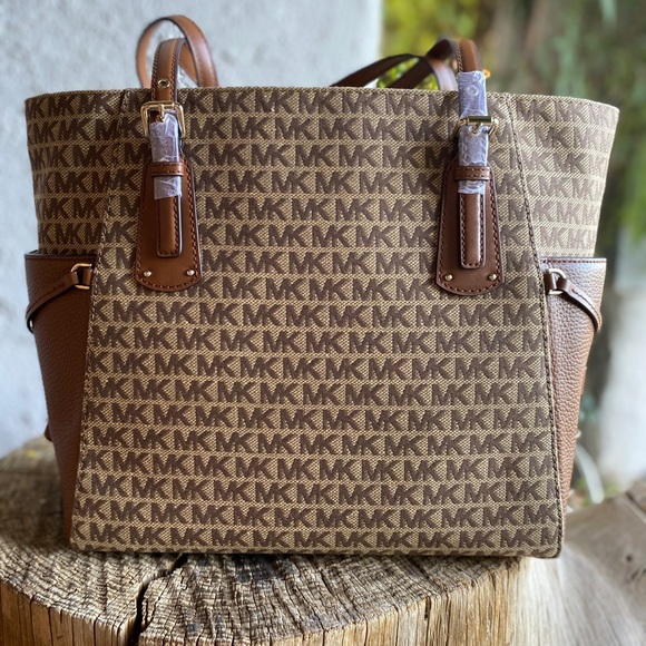 Micheal Micheal Kors Signature Tote - Picture 5 of 8